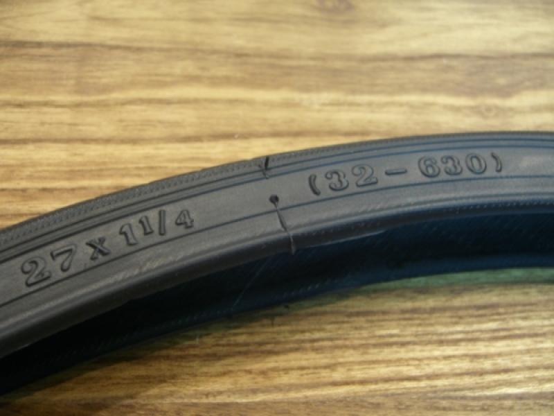 KÜLSŐ GUMI VEE RUBBER  27X1 1/4 32-630 FEKETE-FEHÉR — 2