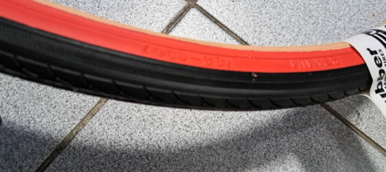 KÜLSŐ GUMI VEE RUBBER VRB044 27 X 1 1/4 (32-630) ,PIROS OLDALFALÚ utolsó 1DB, 580G