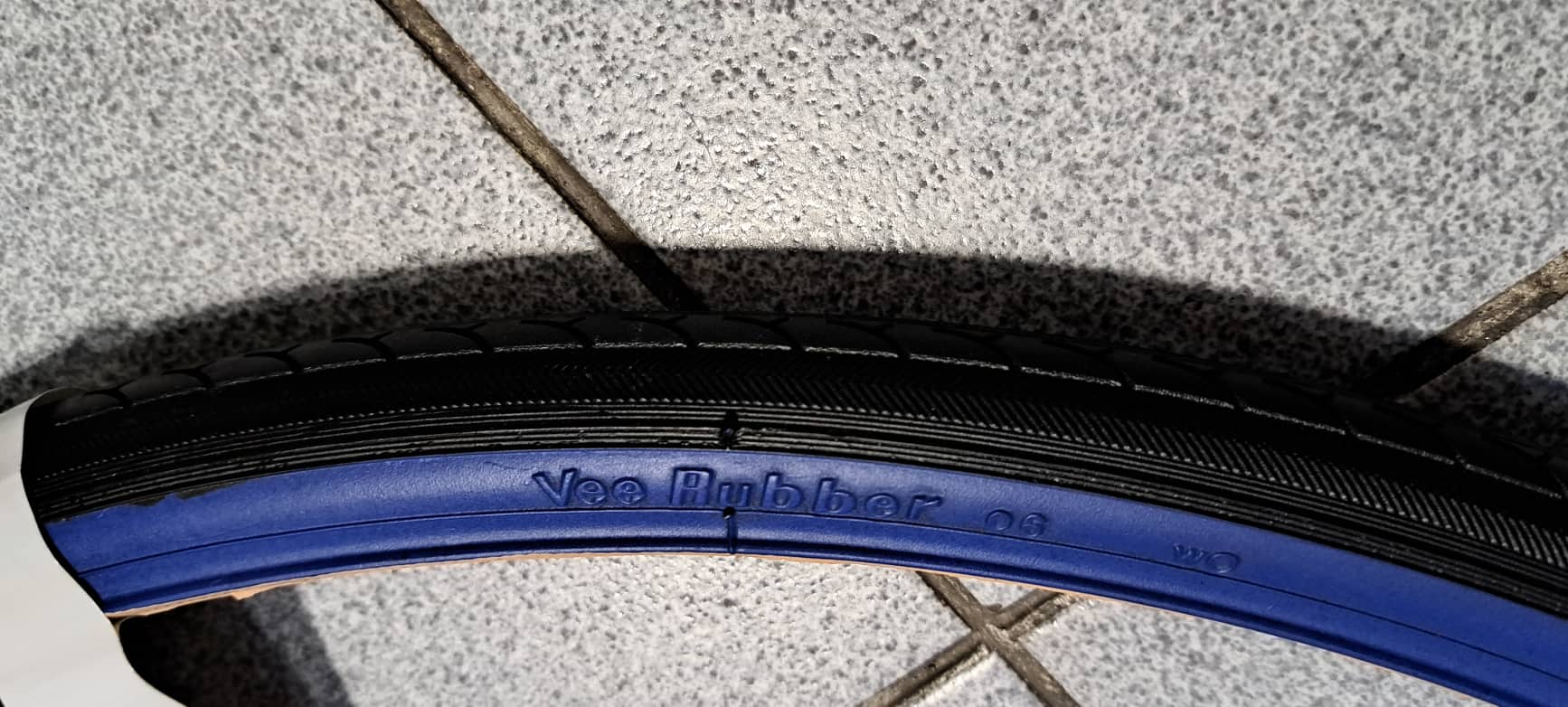KÜLSŐ GUMI  VEE RUBBER VRB044 27 X 1 1/4 (32-630)  KÉK OLDALFALÚ, 580G