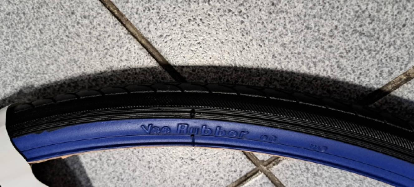 KÜLSŐ GUMI  VEE RUBBER VRB044 27 X 1 1/4 (32-630)  KÉK OLDALFALÚ, 580G